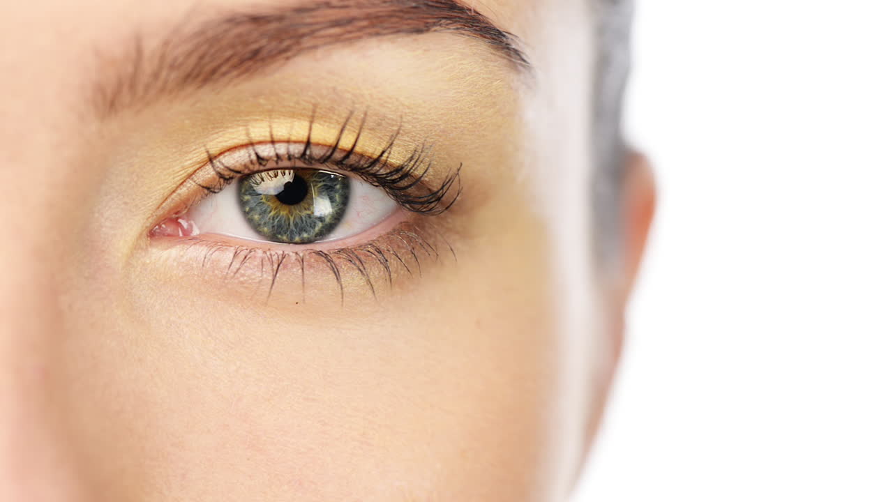 cerrar la serie de personajes de ojos aislados sobre fondo blanco puro