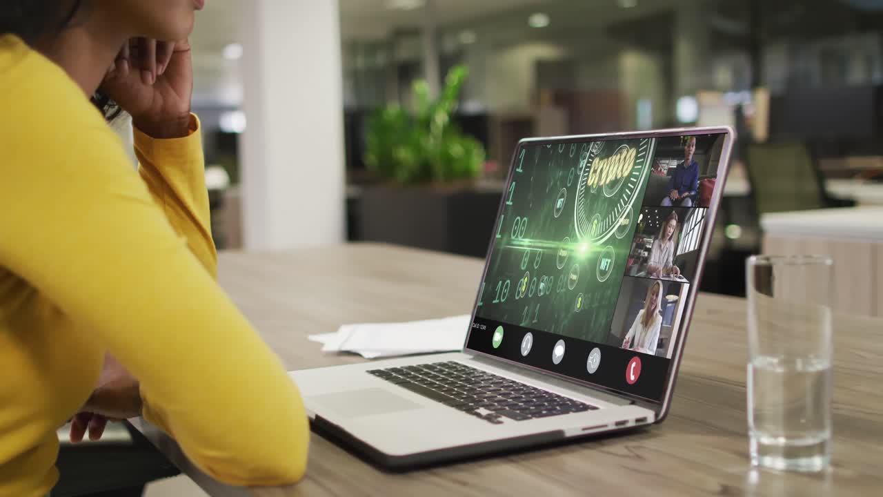 video de una mujer afroamericana teniendo una videollamada de dinero criptográfico en una computadora portátil con diversos compañeros de trabajo