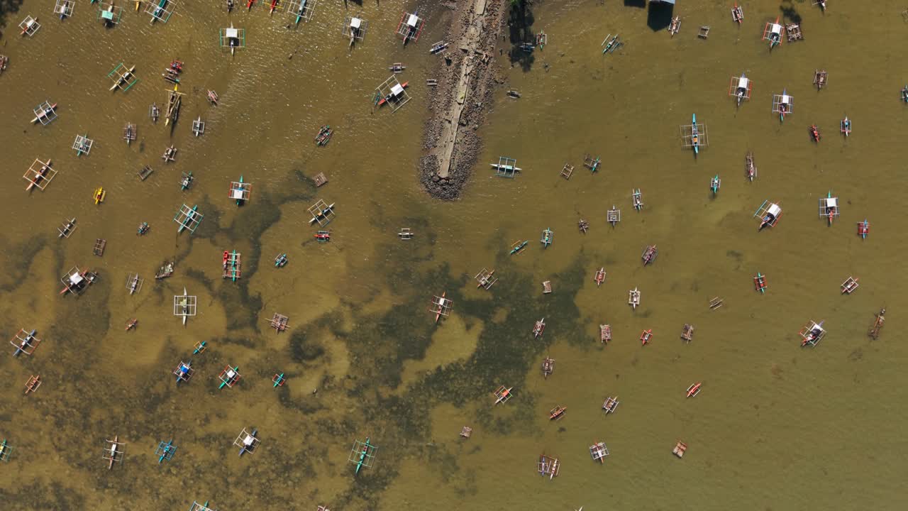 Top-down dronebeeld vanaf grote hoogte met veel boten in ondiep water