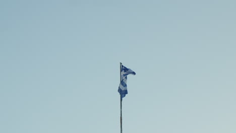 Bandera-Griega-Ondeando-Orgullosamente-Contra-Un-Cielo-Azul-Claro