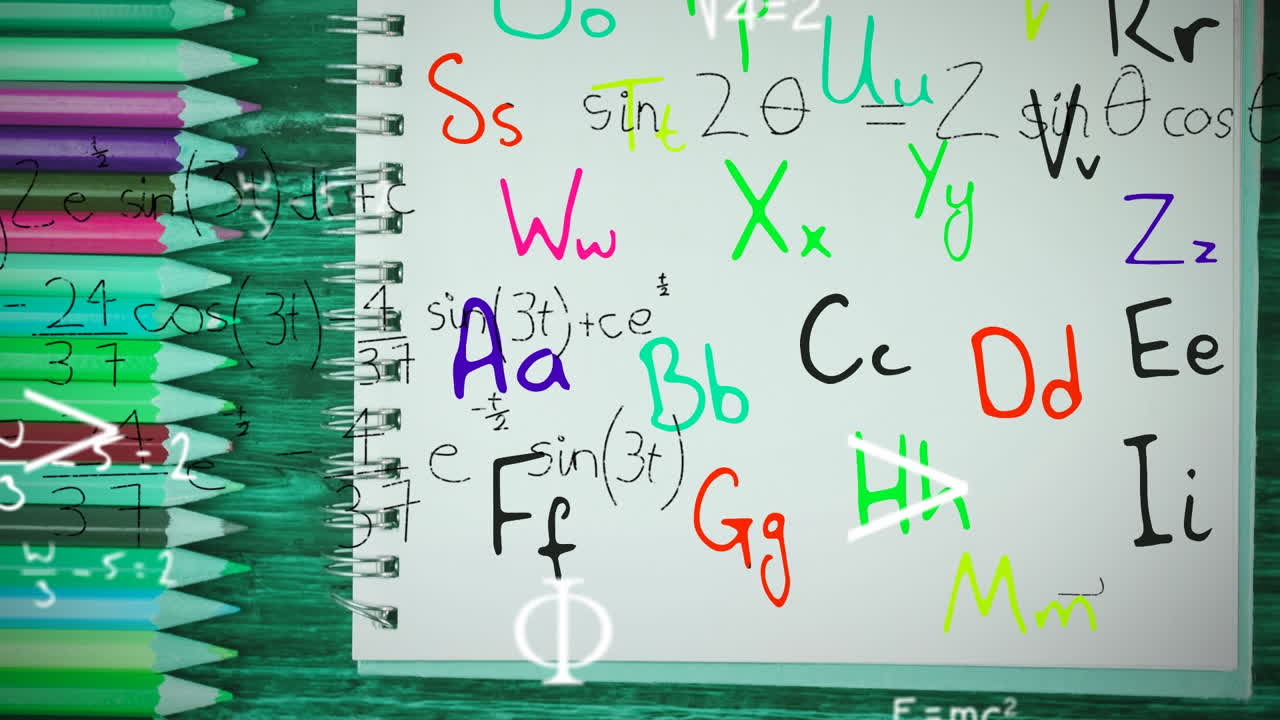 animación de fórmulas y letras matemáticas en movimiento sobre lápices de colores y cuaderno