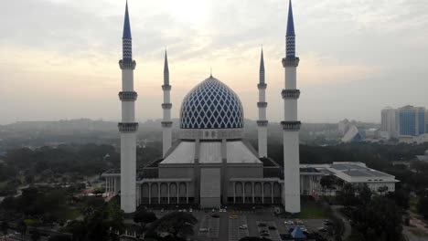 vista aérea de la mezquita del sultán salahuddin abdul aziz o localmente conocida como la mezquita shah alam