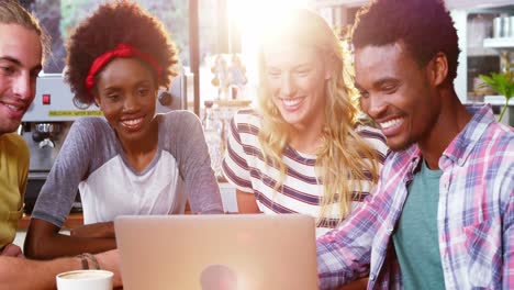 Gruppe-Von-Freunden,-Die-Laptop-Benutzen,-Während-Sie-Eine-Tasse-Kaffee-Trinken