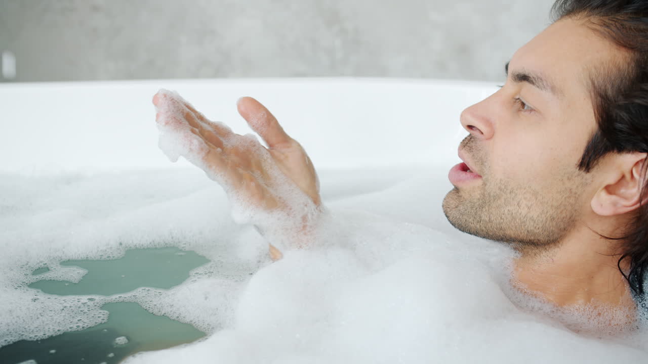 거품 욕조에서 휴식을 취하는 남자