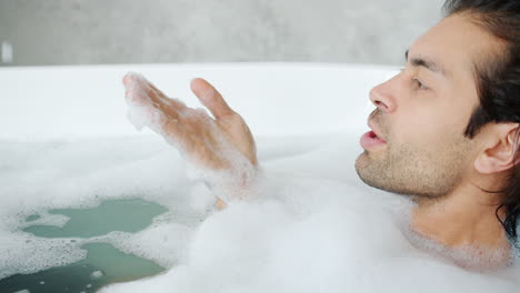 hombre relajándose en un baño de burbujas
