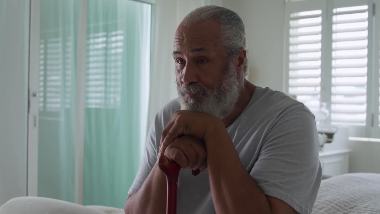 hombre maduro en casa