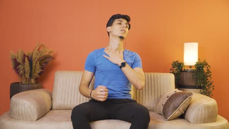 hombre con dificultad para respirar.