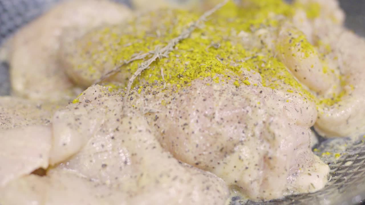 chuleta de pollo con crema y hongos, crema fresca, queso