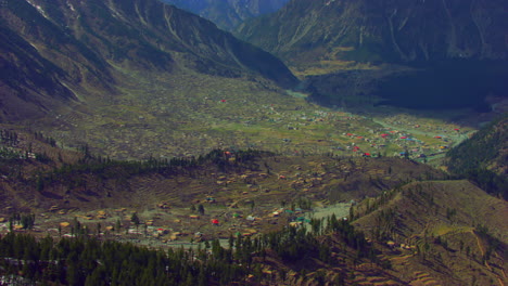 Una-Pintoresca-Vista-Aérea-Del-Valle-Con-Hermosas-Escenas-Acuáticas-Alrededor-De-Montañas-Nevadas-Y-Ríos,-Así-Como-Una-Vegetación-Encantadoramente-Diseñada