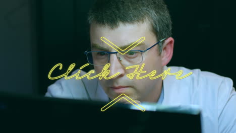 animación de clic aquí texto sobre hombre caucásico trabajando en la computadora portátil en la oficina.