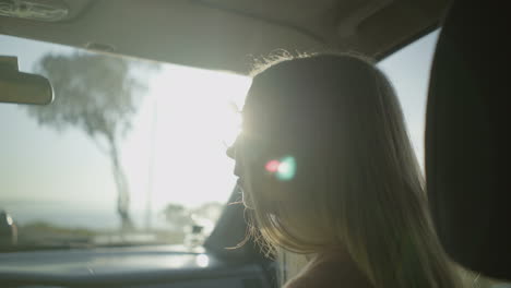 Hermosa-Pasajera-Sonriente-En-El-Coche