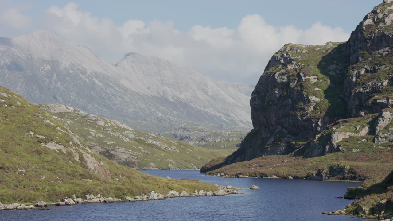 bellissimo paesaggio fluviale vista delle nuvole che galleggiano sulle montagne soleggiate cime rilassante bellezza naturale in scozia regno unito