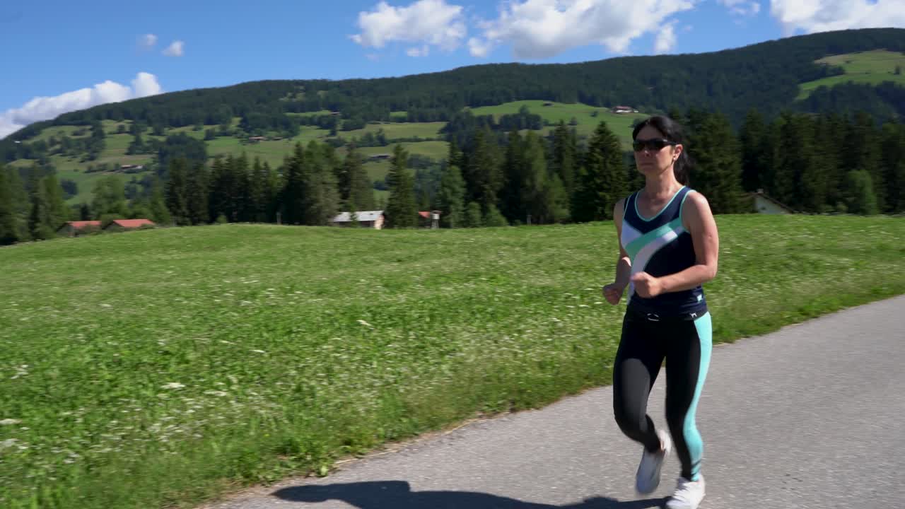 Donna che pareggia all'aperto. Italia Alpi delle Dolomiti