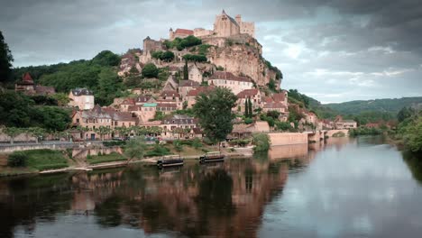 volo lento della telecamera cinematografica al castello di beynac in dordogne - francia aerea