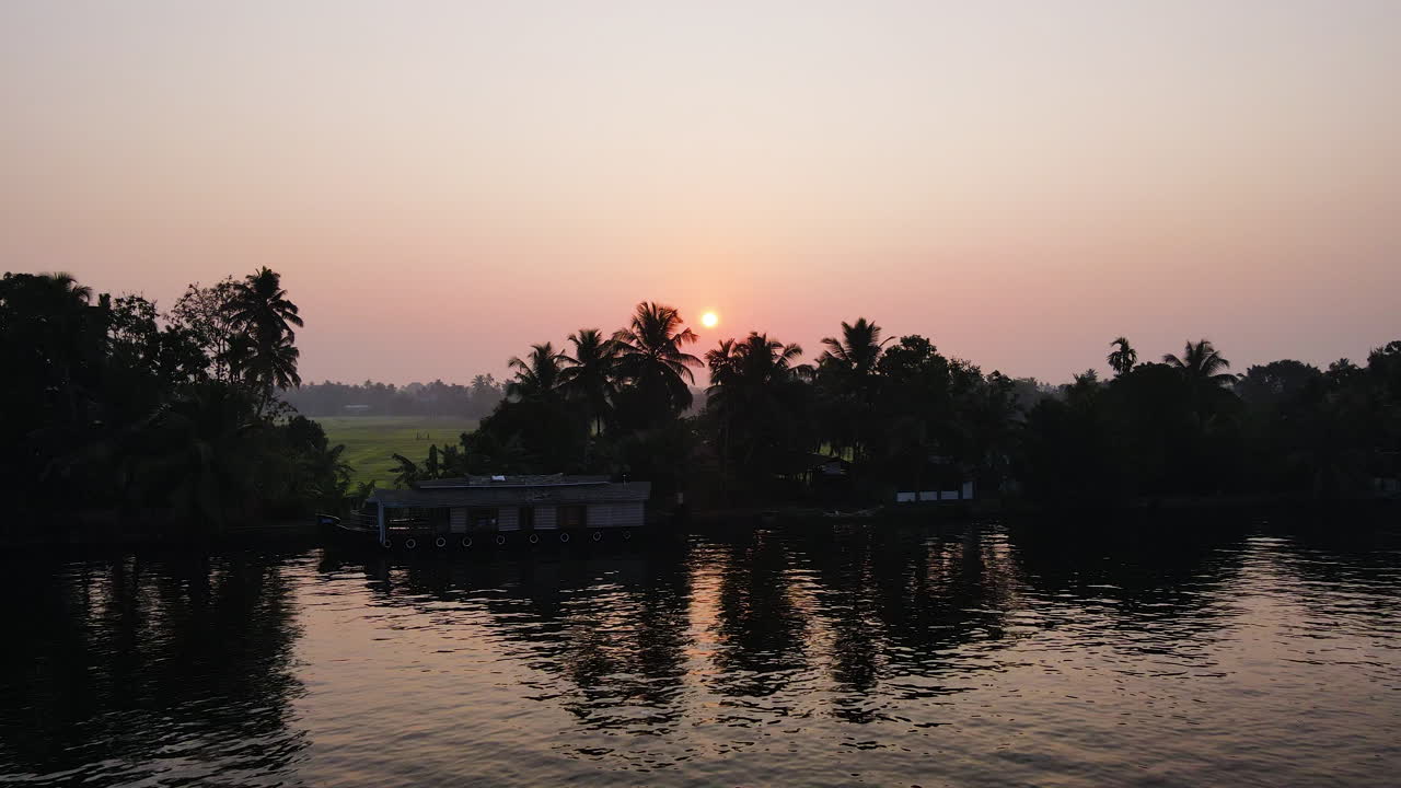 vista panorámica de la naturaleza con una casa flotante en alappuzha, kerala, india durante la puesta de sol