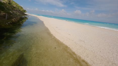 vuelo fpv sobre playa de arena tropical y mar caribe cristalino en barahona, república dominicana