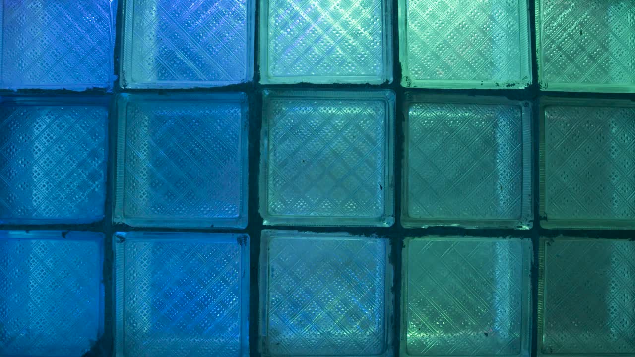 pared de vidrio teñido púrpura y azul