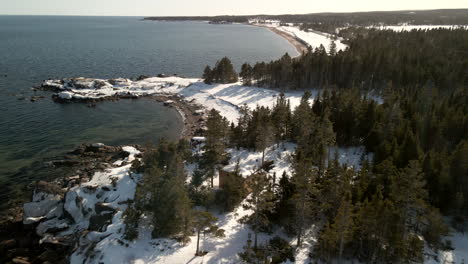 vuelo de drones sobre el océano en invierno con nieve en chandler, quebec, canadá