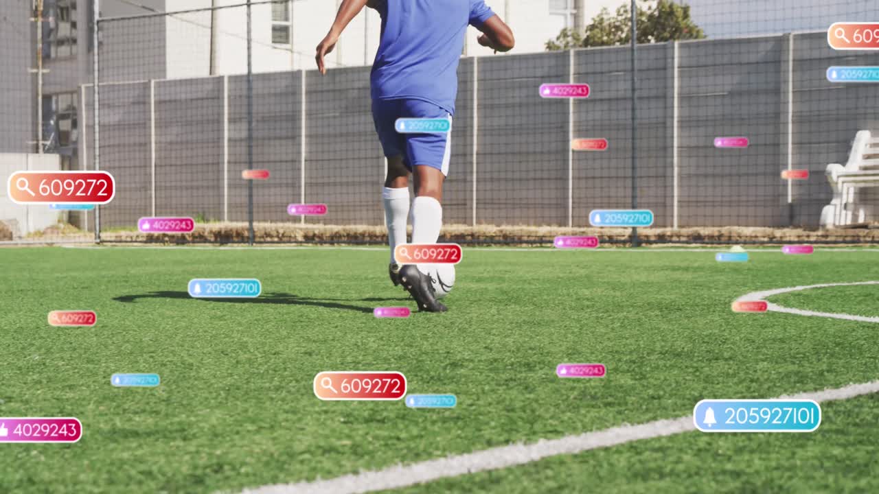 иконы концепции социальных сетей против афроамериканского мужского футболиста, тренирующегося на спортивном поле