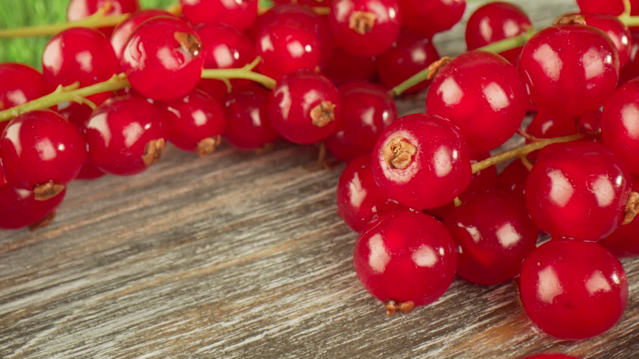 나무 테이블 위에  ⁇ 은 수박의 슈퍼 가까운 매크로.