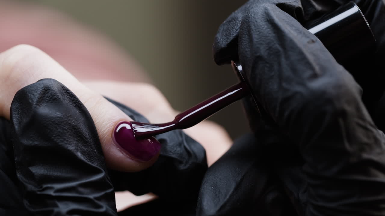 наносить темно-фиолетовый лак для ногтей