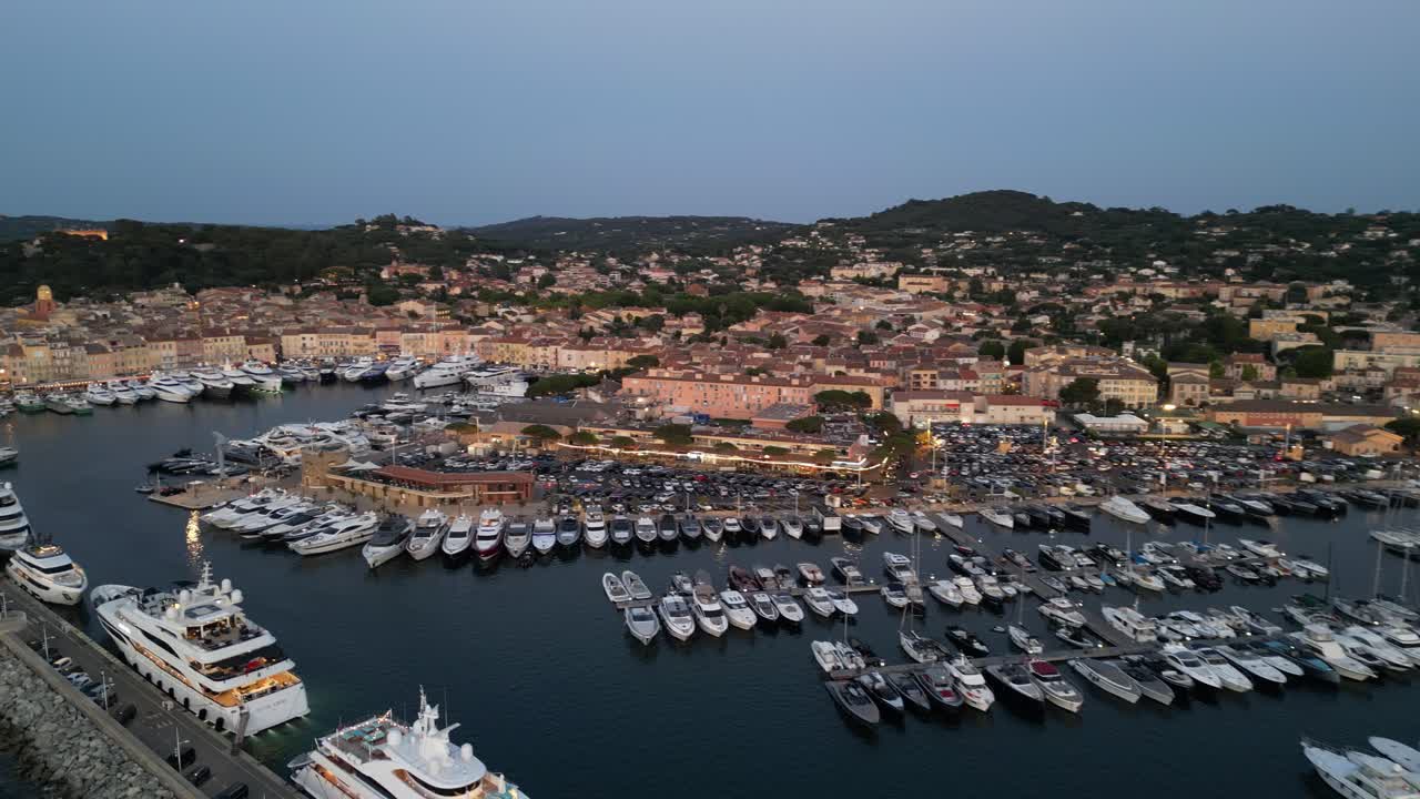 puerto y costa de saint tropez francia por la noche avión no tripulado aéreo