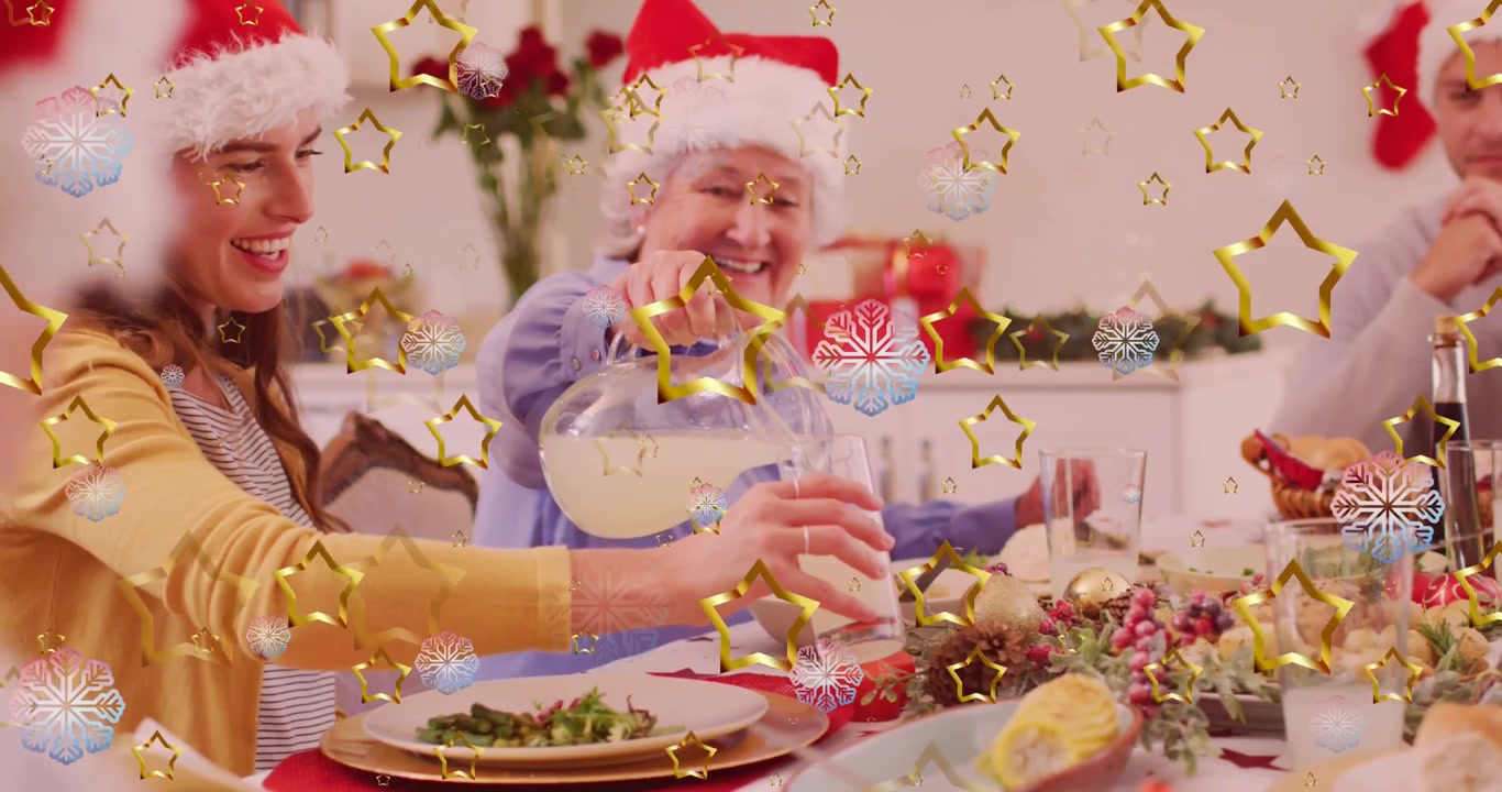 Animação de estrelas sobre uma família caucasiana com gorros de Papai Noel jantando no Natal