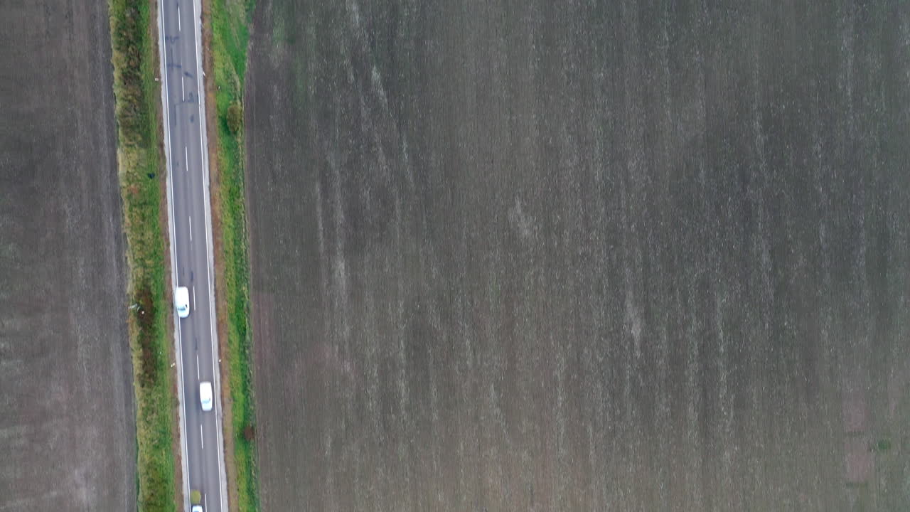 헝가리의 농지를 통과하는 작은 도로