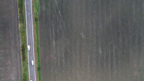pequeña carretera que pasa por tierras agrícolas en hungría