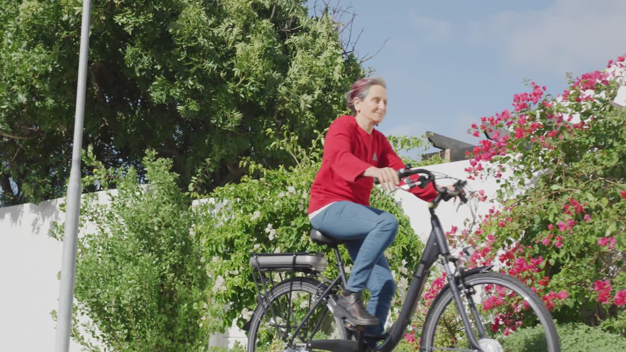 야외 에서 자유로운 시간 을 즐기는 고령 여성