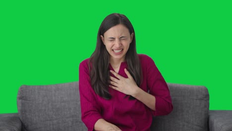 mujer india que tiene un ataque de asma pantalla verde