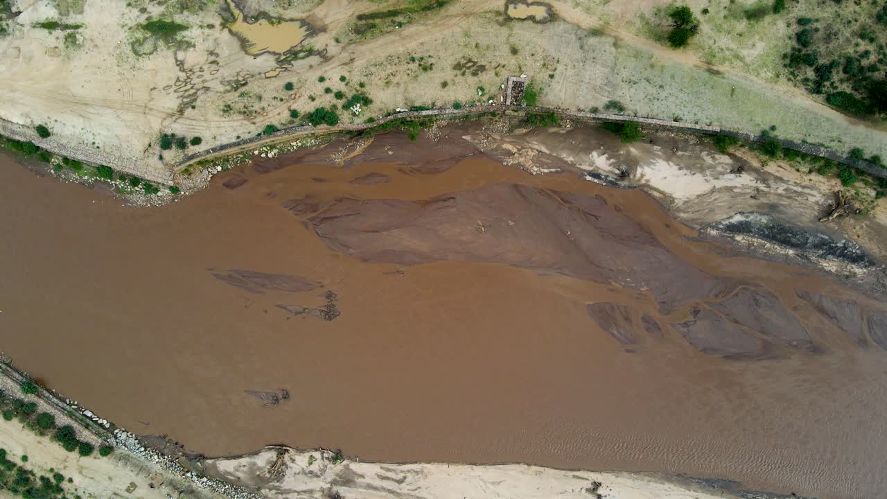 vista del paisaje fluvial desde un dron