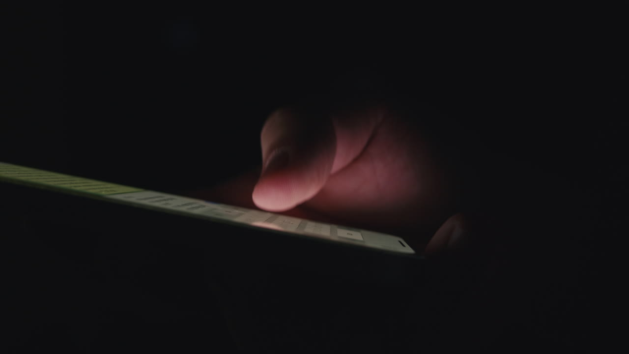 persona que utiliza un teléfono por la noche