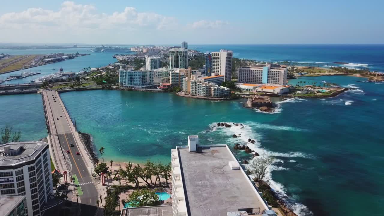 푸에르토리코 구 산후안을 향해 콘다도 주변을 윙윙거리며 돌아다닌다