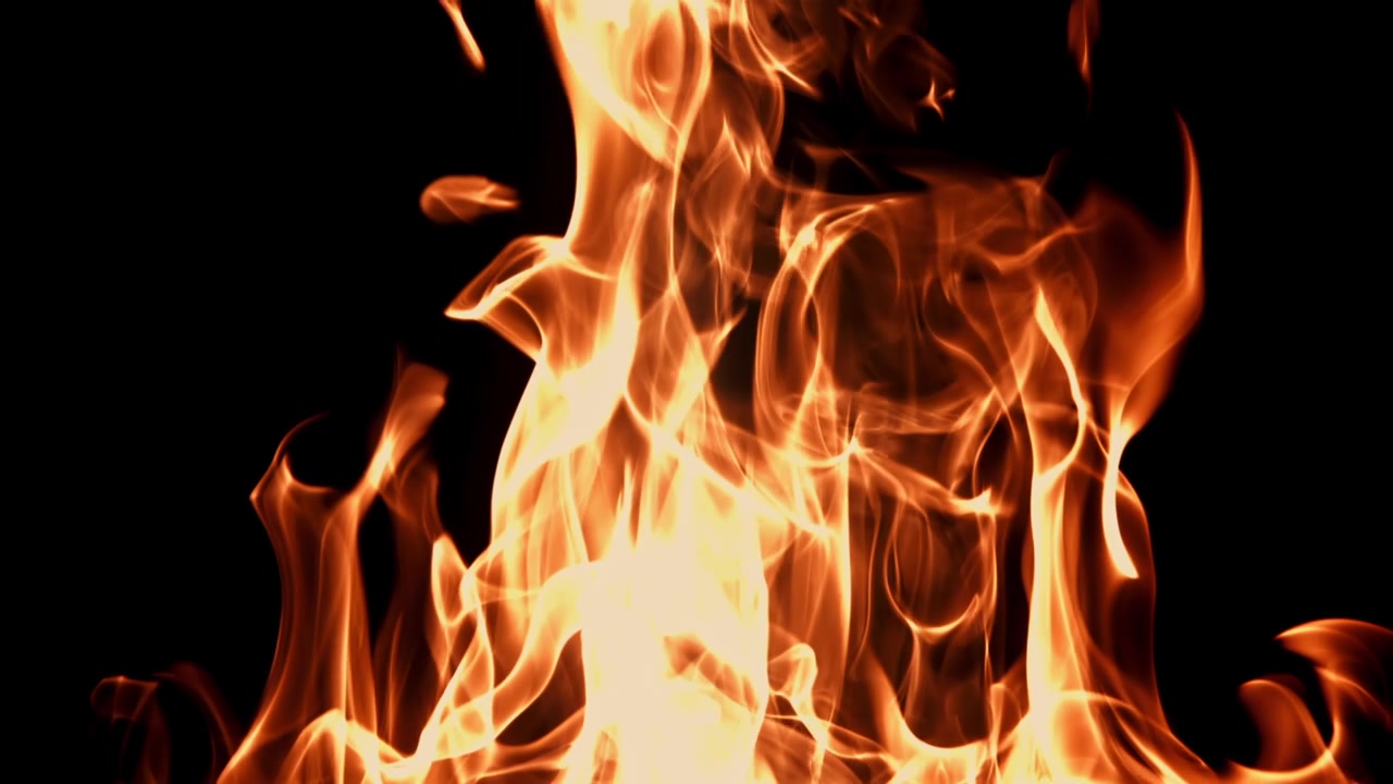 Fiamme arancioni e gialle tremolanti su uno sfondo scuro