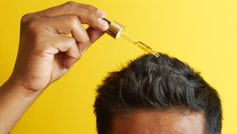 aplicación de suero o aceite para el cabello