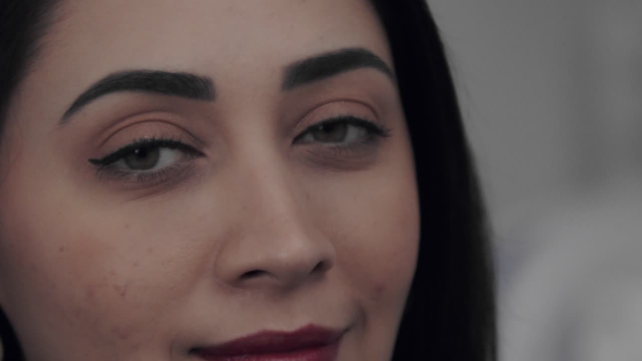 atractiva mujer hispana mira a la cámara y sonríe