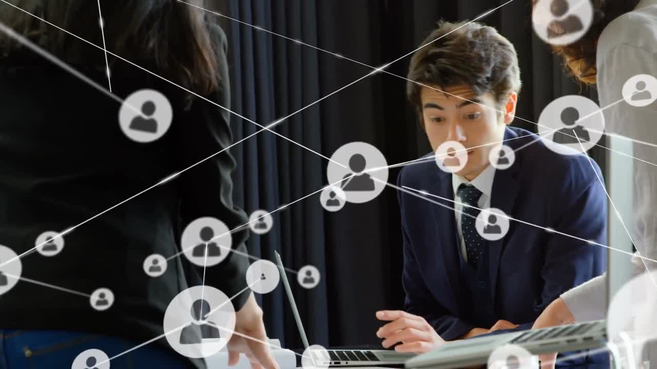 사무실에서 다양한 사업가들과의 아이콘과의 연결 네트워크의 애니메이션