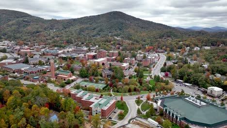 aerial de la universidad estatal de los apalaches en boone, carolina del norte