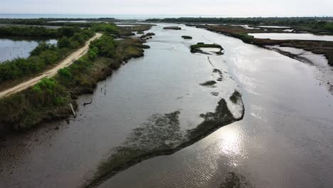 Feuchtgebietsfluss,-Der-In-Der-Domaine-De-Graveyron-In-Westfrankreich-Mit-Arcachon-Buchtwasser-Verschmilzt,-Luftüberführungsansicht