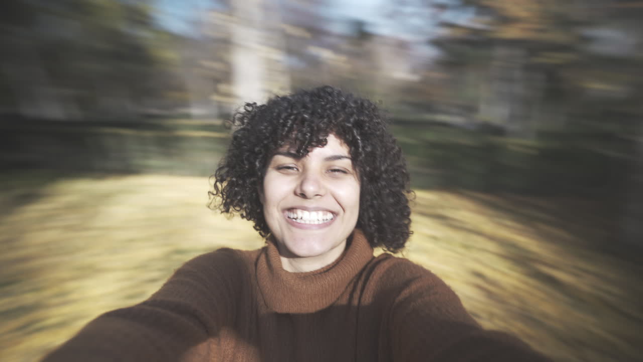 ébano negro chica girando en círculos felizmente parque del retiro madrid españa