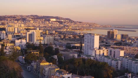 Panoramaaufnahme-Der-Stadt-Algier-Bei-Sonnenaufgang-Mit-Wunderschönen-Farben-Des-Himmels---Zeitlupe