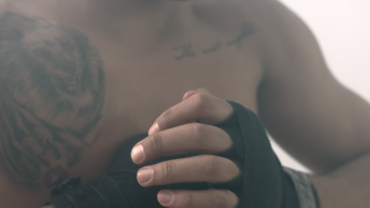 боксерская повязка. боксерские перчатки выходят из ринга. боксер мма