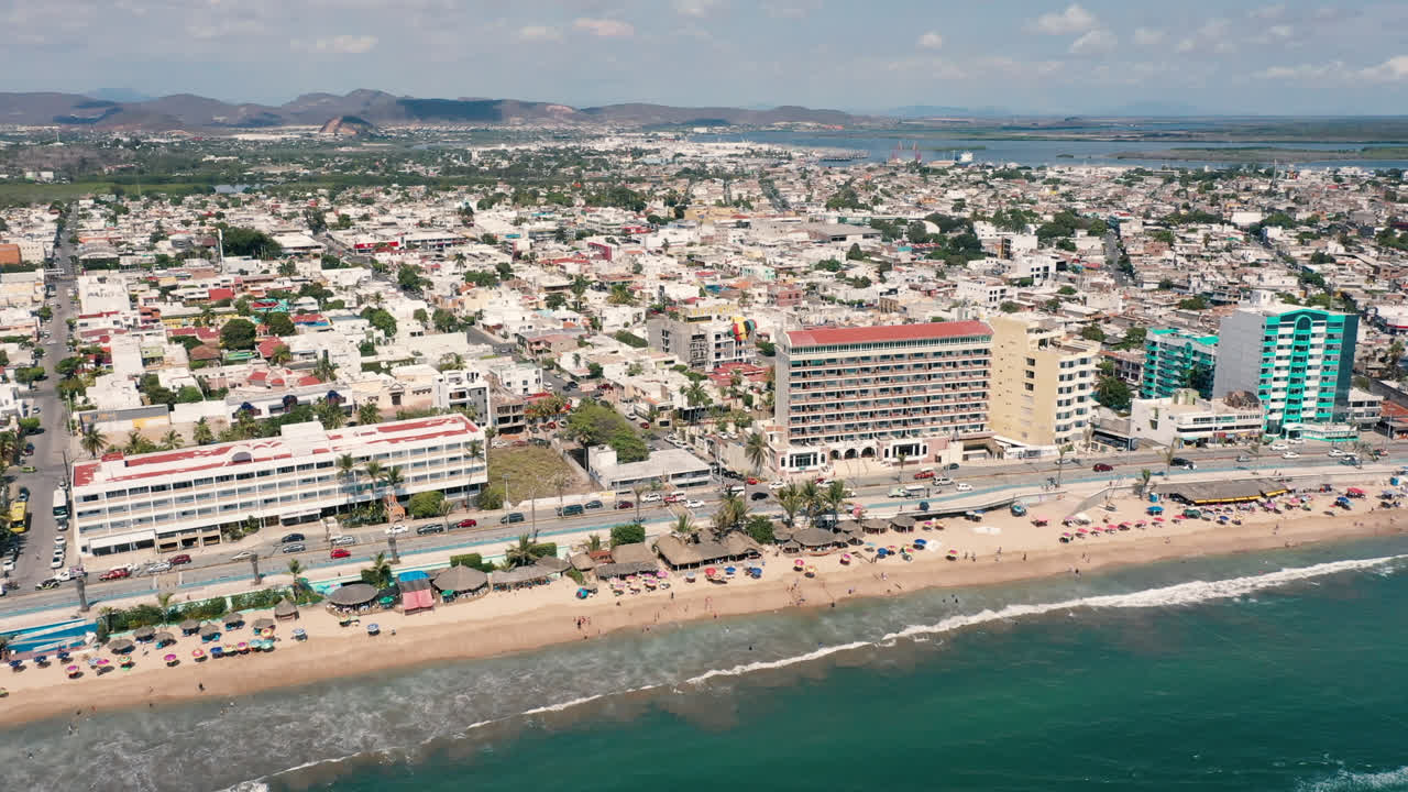 una playa. imágenes de drones de mazatlán, méxico