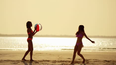 chicas multiétnicas despreocupadas en la playa al atardecer