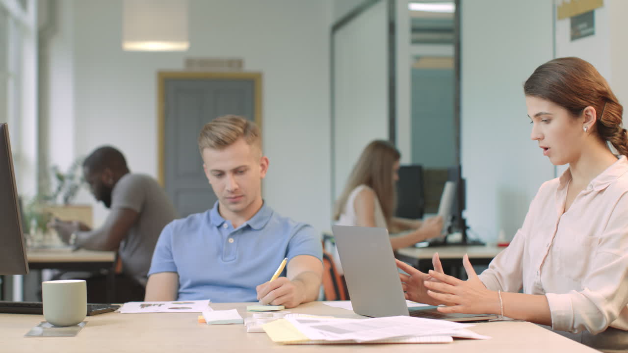 молодая женщина заканчивает работу на рабочем месте. уставшая женщина делает йога дыхание.