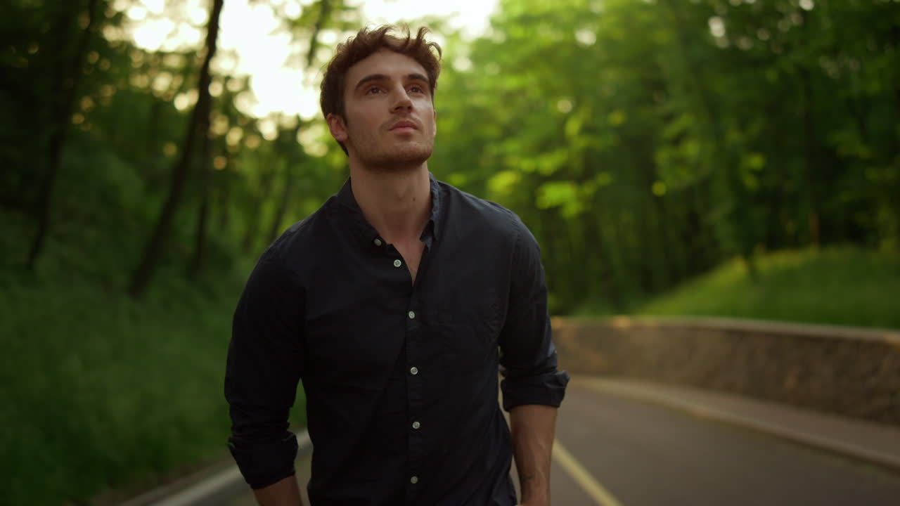 hombre sonriente caminando afuera. hombre lindo descansando al aire libre