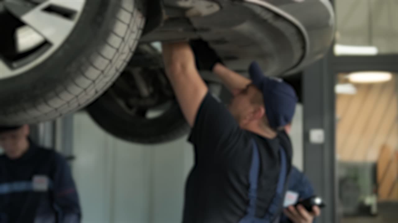 mecánico de reparación de motores de automóviles en un taller de automóviles