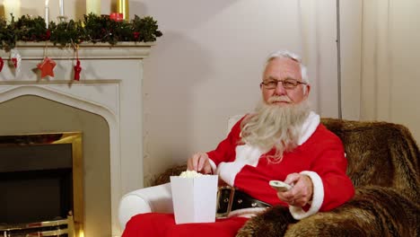 Weihnachtsmann-Isst-Popcorn,-Während-Er-Fernsieht