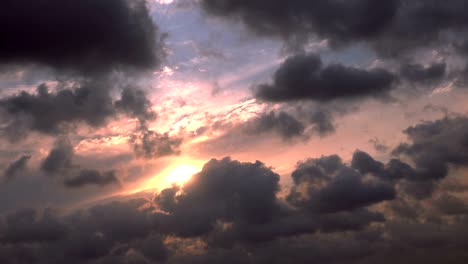 el tiempo pasa el cielo nublado al atardecer